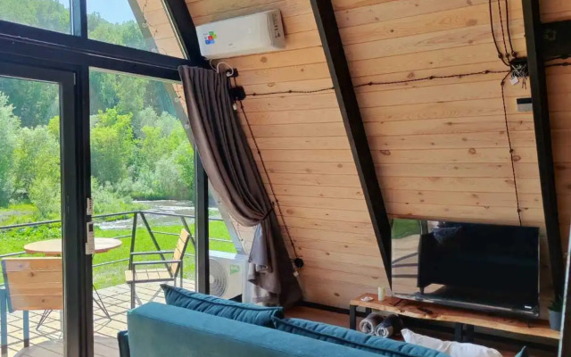 Dvuetazhny A-Freym S Terrasoy Chalet