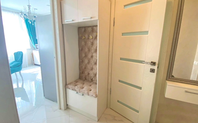 Chkalova 37 na chetvertom etazhe s lodzhiey Apartments