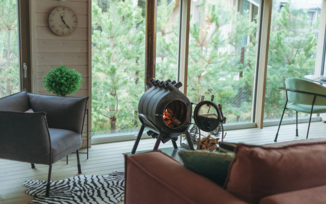 Частный дом с баней бочкой у воды и леса