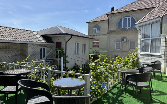 Come Inn na Klenovoy Guest House