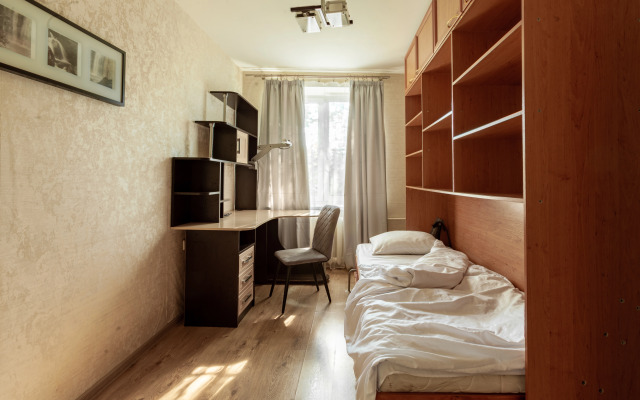 Dvukhkomnatnaya vblizi Petergofskikh fontanov Flat