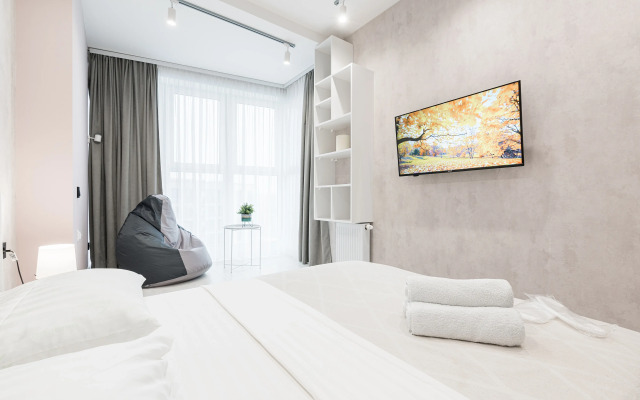 Dizaynerskiye na 24 Etazhe s Ponoramnymi Oknami Apartment