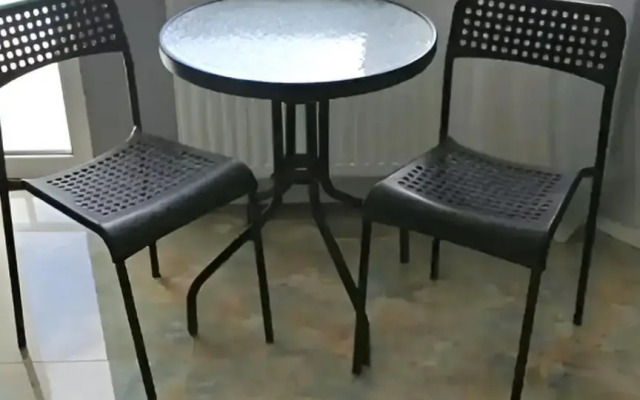 Квартира Уютная студия с балконом и бассейном во дворе