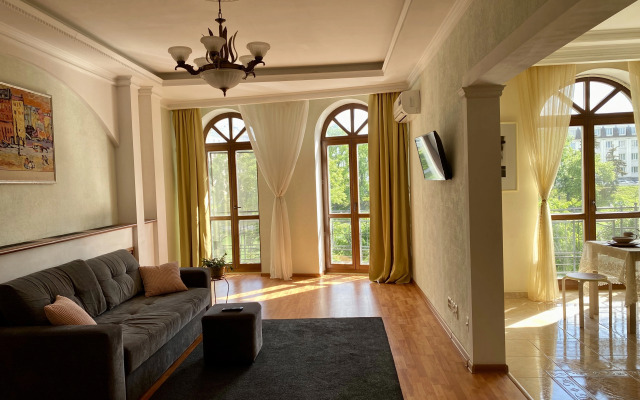 Апартаменты с французскими балконами на Чёрном озере