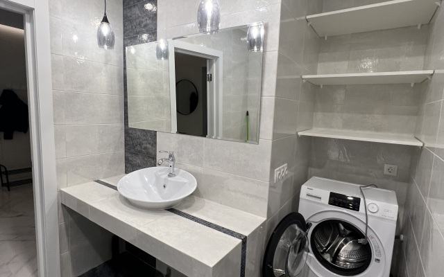 Prostornaya Nedaleko Ot Tsentra S Parkovkoy Flat