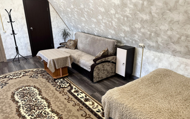 Studiya Na Mansarde Flat