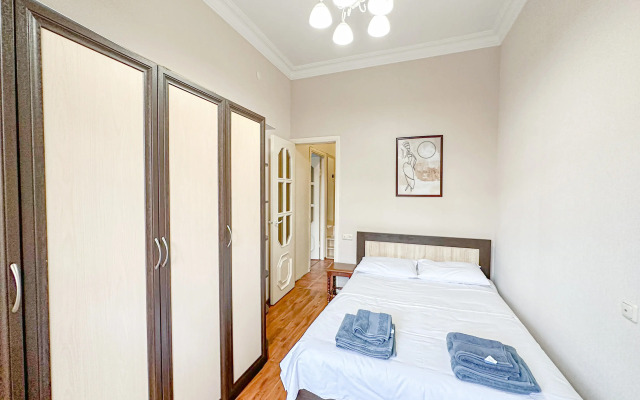 S Frantsuzskim Balkonom Apartaments