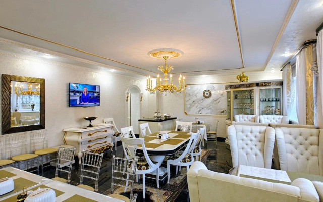 Отель Golden House