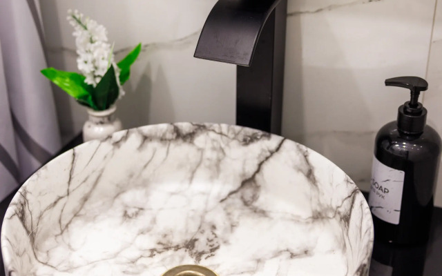 Meduza Apart uyutnye kino-studii s proektoramy 2 Apartment