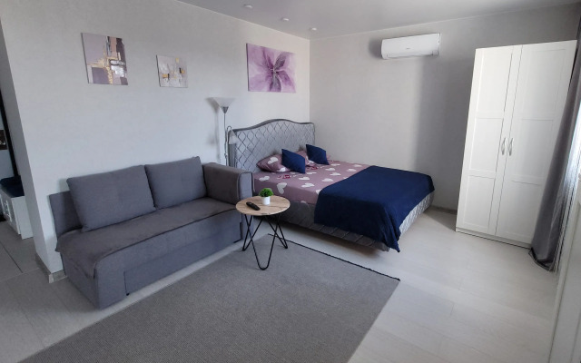 Квартира современная комфортная студия в светлых тонах