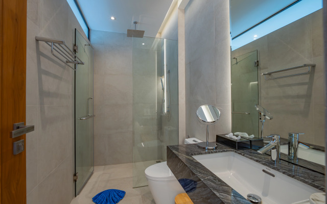 Luxury Infinity Pool Villa in Nai Harn Villa