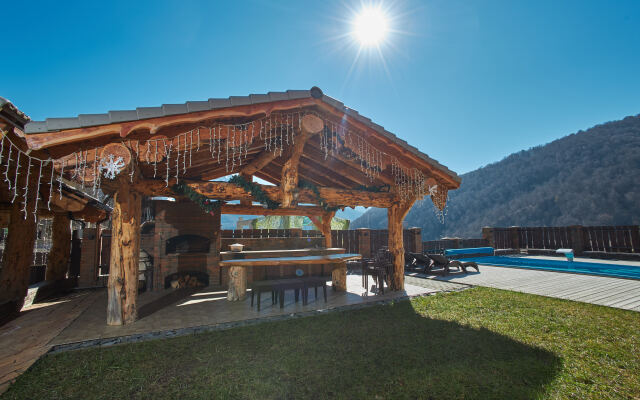 Kedr 760, 5 spalen, 12 gostej s Bassejnom i Banej Chalet