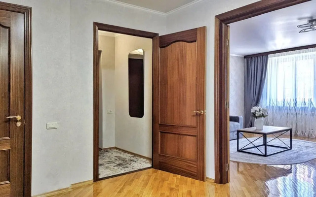 Bolshaya uyutnaya vozle parka flat