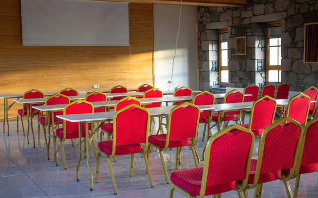 Lake Cildir Lodge Hotel