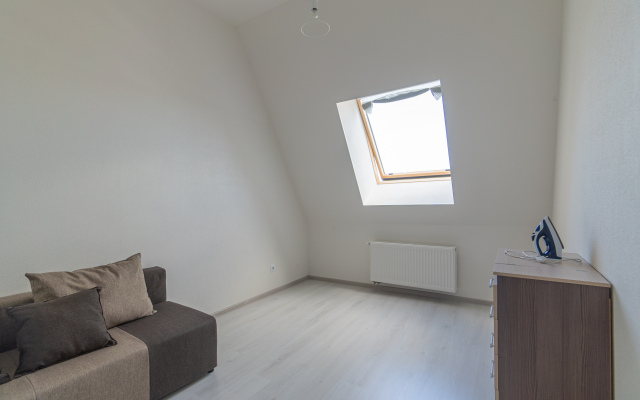 Апартаменты Двухкомнатная Квартира на Мансардном Этаже