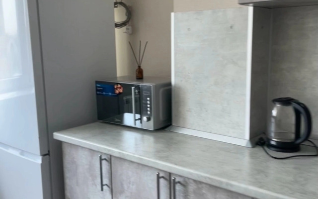 Uyutnaya, novaya s okhranyaemoy parkovkoy Flat