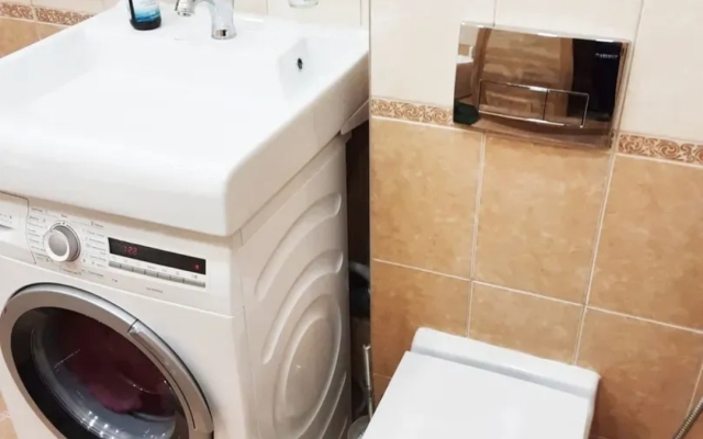 S Saunoy I Dzhakuzi U Fontanki Flat