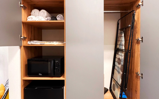 Studiya s Vidom na Gory i Basseyn Apartments