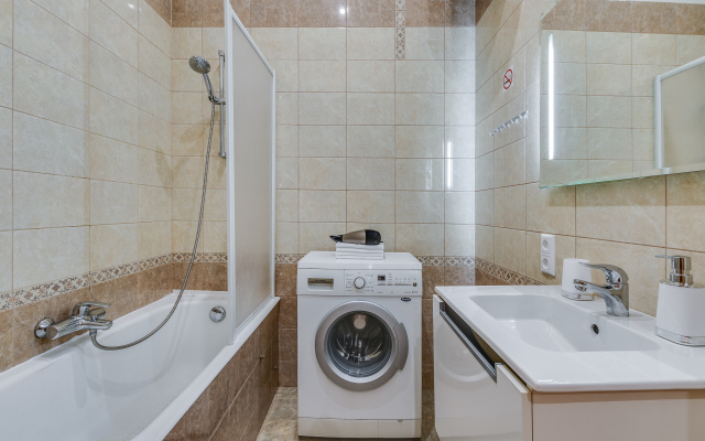 Prostornaya U Naberezhnoy Nevy Flat