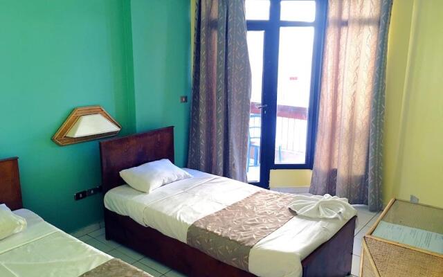 Gaddis Hotel, Suites and Apartments