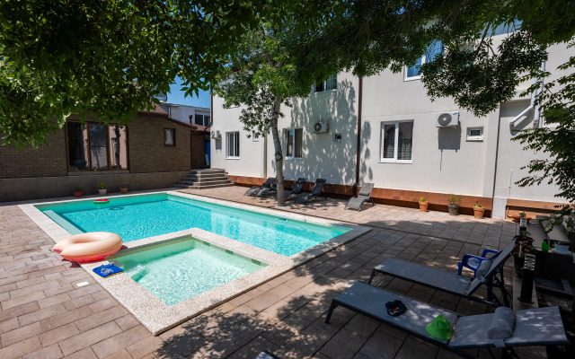 Nikos Guest House
