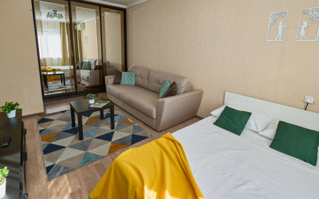 Квартира с диваном на кухне и балконом на Байбакова 2