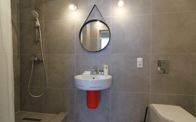 Tri Shaga Do Morya Malenkaya Studiya Flat