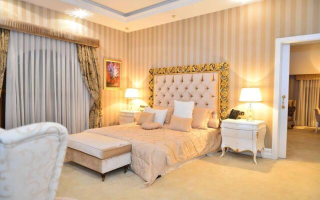 Lake Palace Hotel & Restaurant
