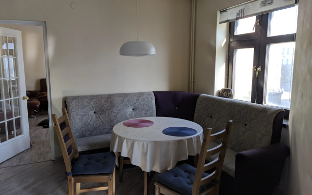 Апартаменты Двухкомнатная Севастопольская 6/4