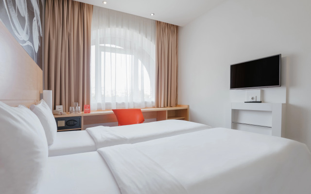 Ibis Oktyabr'skoe Pole Hotel