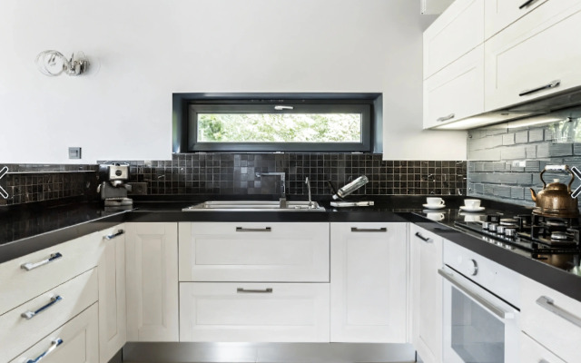 Частный дом cтильный уютный с камином на берегу реки