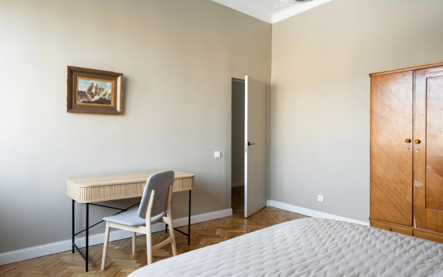 V Dome-Pamyatnike Arkhitektury Khkh Veka Flat