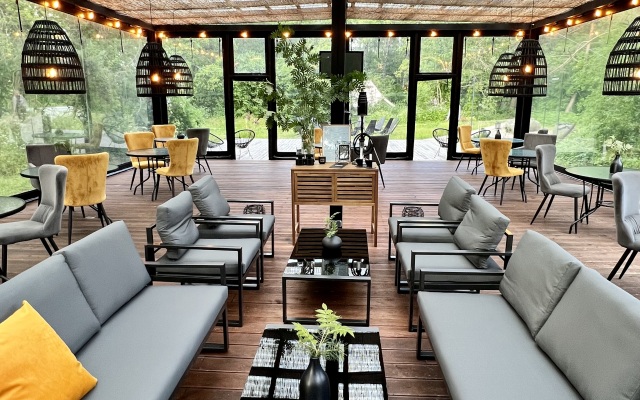 Поляна Глэмпинг, 1-я линия моря (12+)