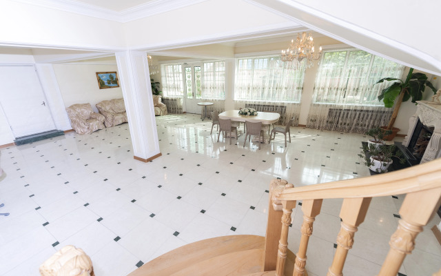 s 5 spal'nyami Guest House