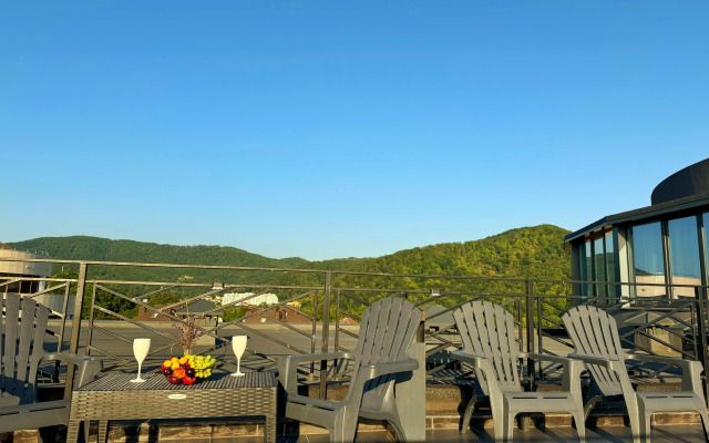 Апартаменты с балконом. 3 минуты до пляжа. Для четверых гостей.