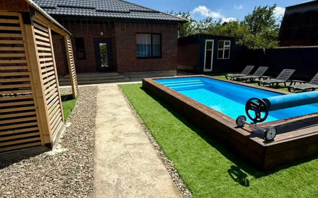 Частный дом Уютный с баней и большим бассейном