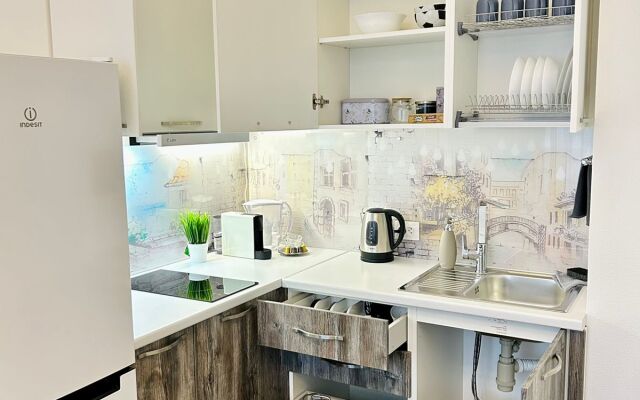 Briz na Tulonskoy allee Flat