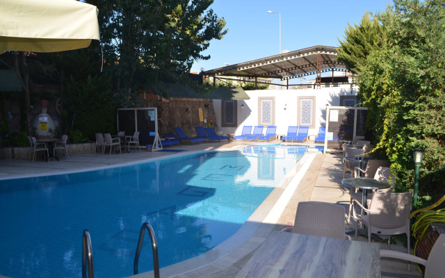 Megas Hotel
