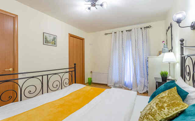 S Saunoy V Samom Tsentre Flat