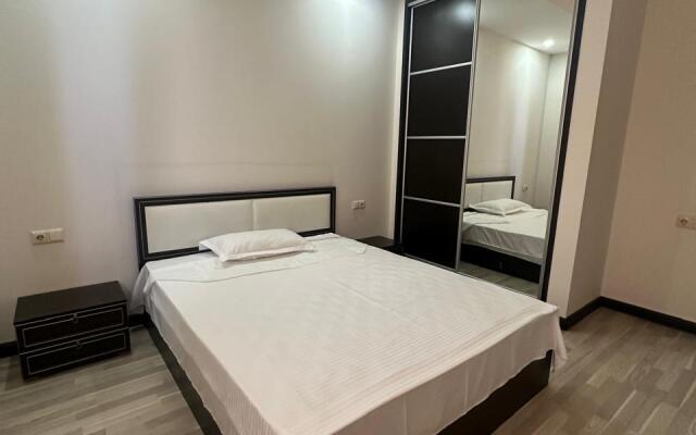 Republic Square Amiryan Flat