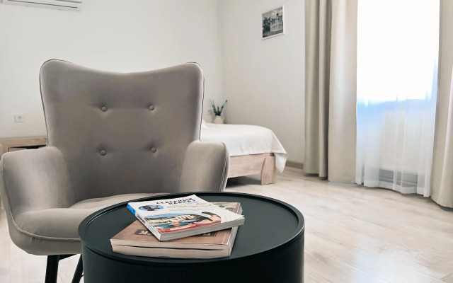 Scandi s dvorikom dlya kureniya, pr. Kalinina 38 (1) Apartments