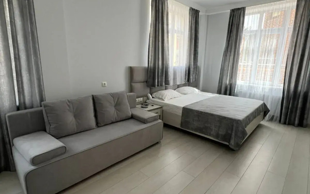 Avis Hotel