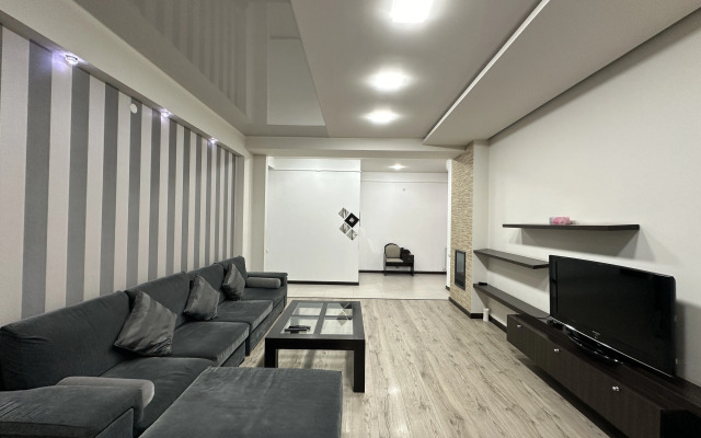 3-komn. ryadom s restoranom DIMOND, DI8210 Flat
