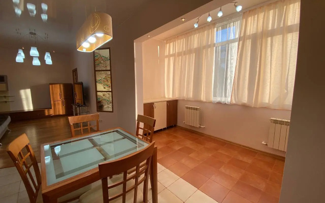Yevrodvushka Na Larina S Vidom Na Mishennuyu Sopku Flat
