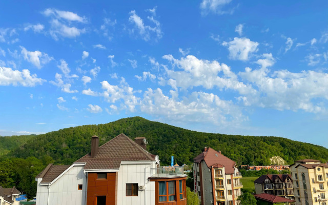 S Panoramnym Vidom Gory I More Apartment
