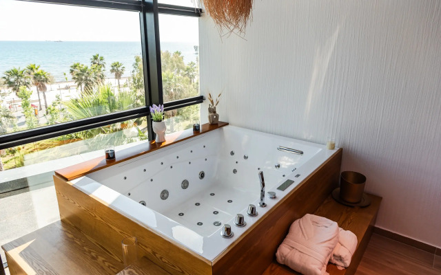 Marina Luxury Suites 101 Jacuzzi Apartments