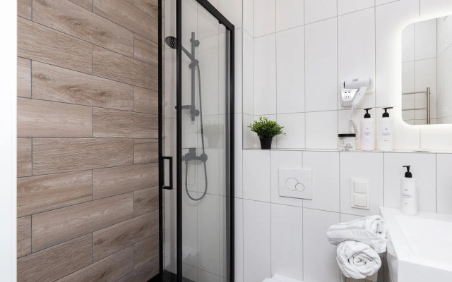 Yarkaya studiya ryadom s naberezhnoj i kondicionerom Flat