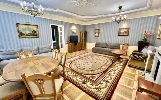 Апартаменты на Большой Конюшенной 3