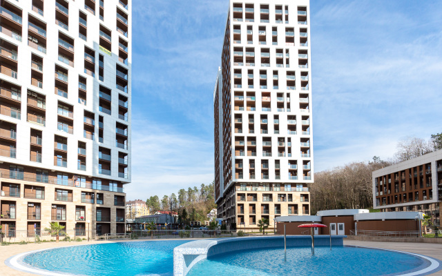 Uyutnaya s basseynom vozle morya Flat