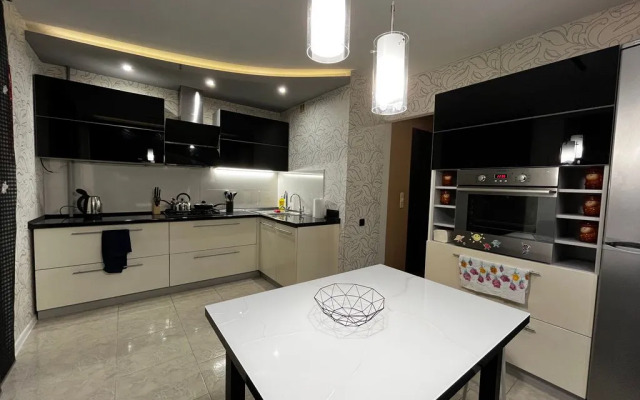 Bolshaya Kvartira s Yevroremontom Flat